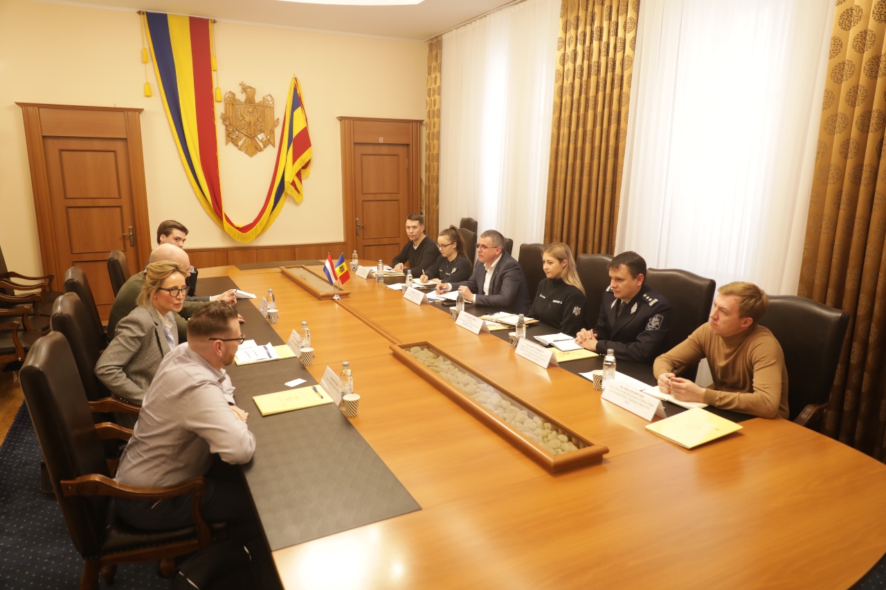 Read more about the article Întâlnire bilaterală între reprezentanții MAI și delegația Ambasadei Olanda în România: Cooperare în combaterea traficului de persoane